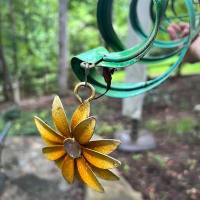 Metal Spiral Wind Twirler & More Colorful Yard Art (BY-RG)