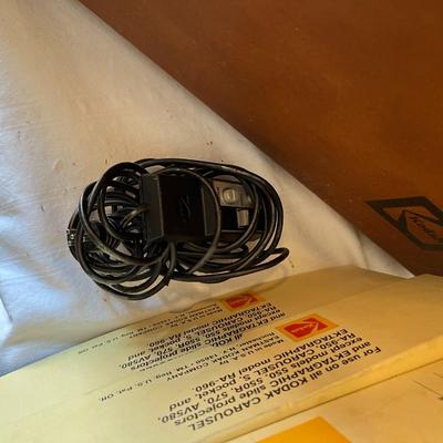 Kodak Slide Carousel Projector Model 860H and Da-Lite Silver Screen (G)