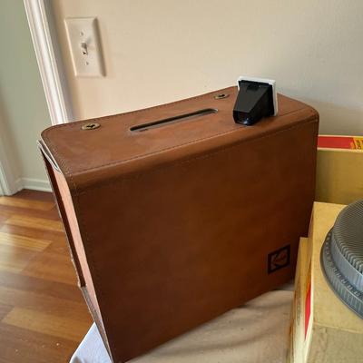 Kodak Slide Carousel Projector Model 860H and Da-Lite Silver Screen (G)