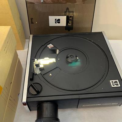 Kodak Slide Carousel Projector Model 860H and Da-Lite Silver Screen (G)