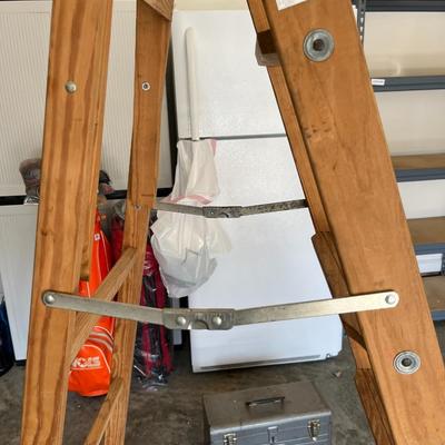 Werner Wooden 6' Step Ladder (G)
