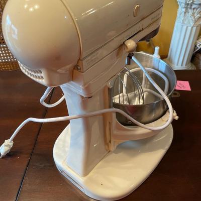 Heavy duty KitchenAid in white