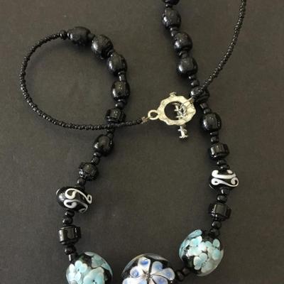 Beautiful flower & jet black glass beaded necklace