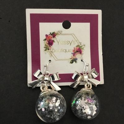 Super cute snowflake globe dangle earrings