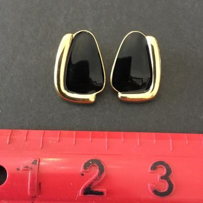 Beautiful vintage Monet clip on earrings, gold toned