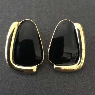 Beautiful vintage Monet clip on earrings, gold toned