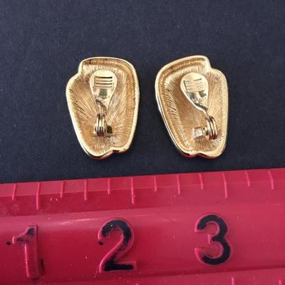 Beautiful vintage Monet clip on earrings, gold toned