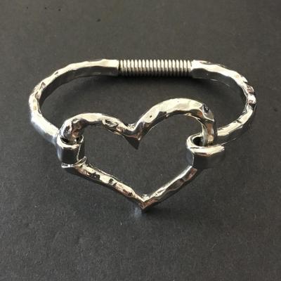Beautiful, silver toned heart bracelet