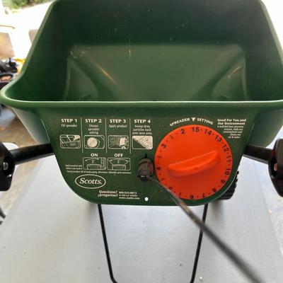 Scott's Turf Builder Mini Spreader (G)