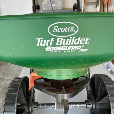 Scott's Turf Builder Mini Spreader (G)