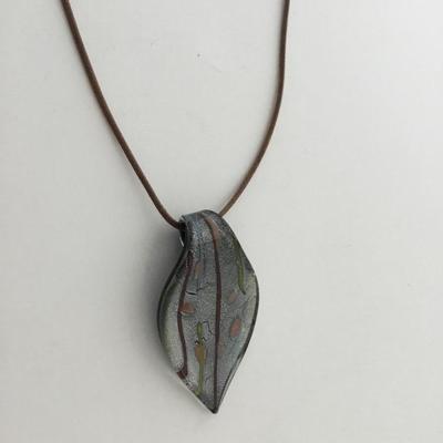 Unmarked glass type necklace pendant necklace