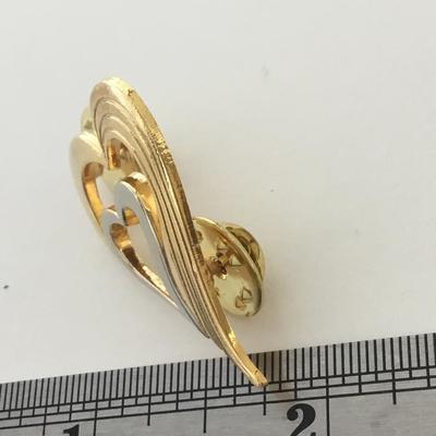 Unmarked gold tone heart push pin