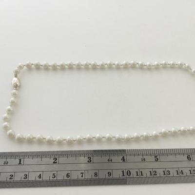 Pearl type magnetic clasp collar necklace