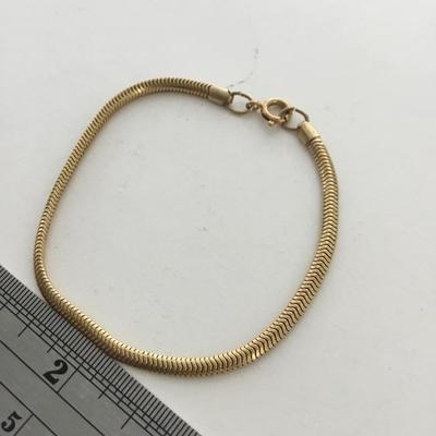 Unmarked gold tone fashion bracelet