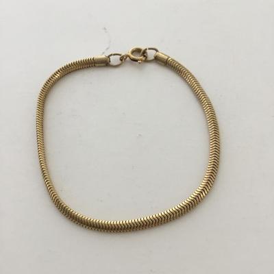 Unmarked gold tone fashion bracelet