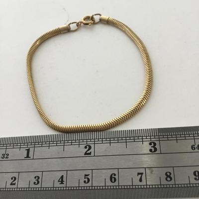 Unmarked gold tone fashion bracelet
