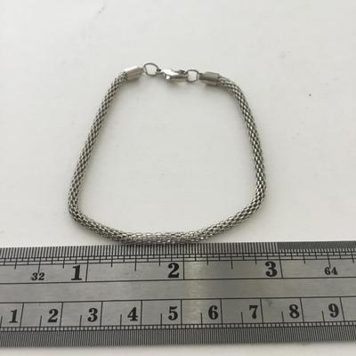 Silver tone unmarked mesh type fashion bracelet