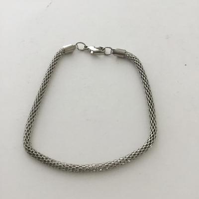 Silver tone unmarked mesh type fashion bracelet