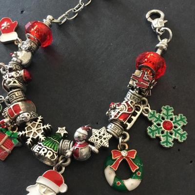 Beautiful vintage, Silver-tone Christmas holiday charm bracelet