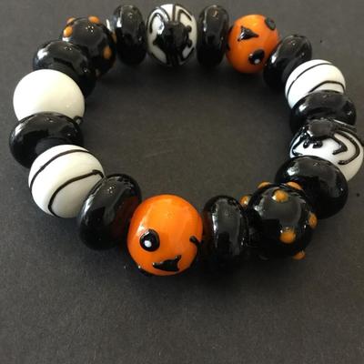 Super cute, chunky art glass bead stretch Halloween bracelet very nice and cute