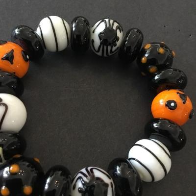 Super cute, chunky art glass bead stretch Halloween bracelet very nice and cute