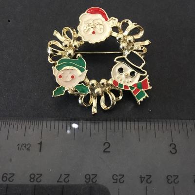 Cute enamel circle wreath brooch