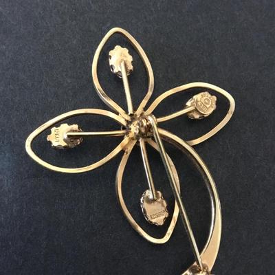 Beautiful, poorly clover, faux pearl 12 karat gold filled pin/brooch