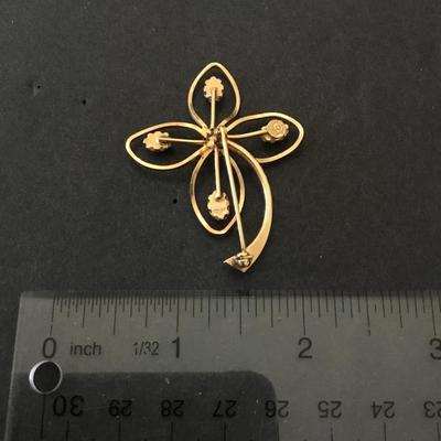 Beautiful, poorly clover, faux pearl 12 karat gold filled pin/brooch