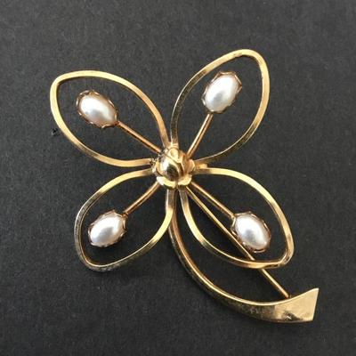 Beautiful, poorly clover, faux pearl 12 karat gold filled pin/brooch