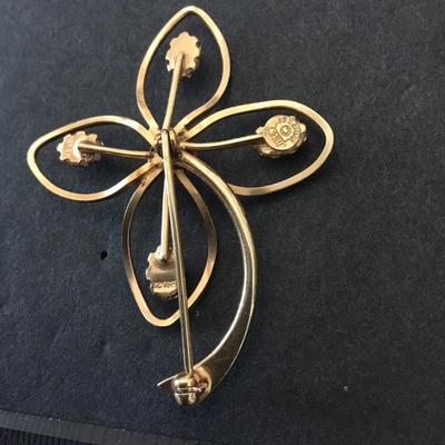 Beautiful, poorly clover, faux pearl 12 karat gold filled pin/brooch