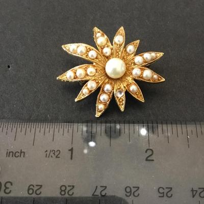 Beautiful vintage gold tone flower pin