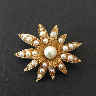 Beautiful vintage gold tone flower pin