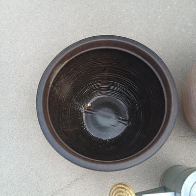 2 LARGER PLASTIC FLOWER POTS AND A WATERING CAN
