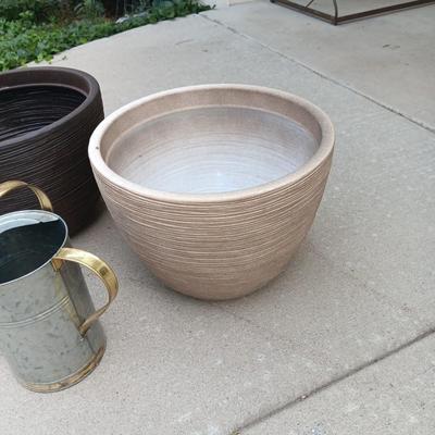 2 LARGER PLASTIC FLOWER POTS AND A WATERING CAN