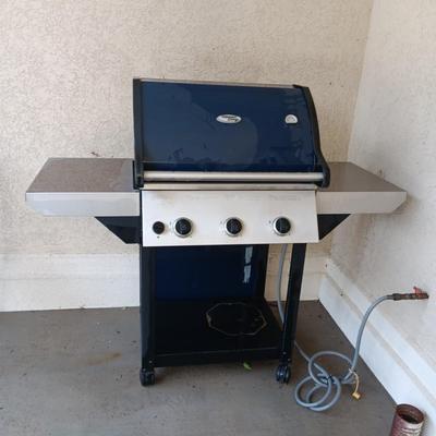 VERMONT CASTINGS GAS/PROPANE GRILL ON 4 CASTERS