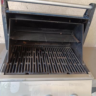 VERMONT CASTINGS GAS/PROPANE GRILL ON 4 CASTERS