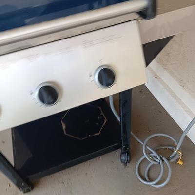 VERMONT CASTINGS GAS/PROPANE GRILL ON 4 CASTERS