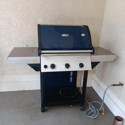 VERMONT CASTINGS GAS/PROPANE GRILL ON 4 CASTERS