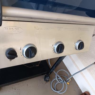 VERMONT CASTINGS GAS/PROPANE GRILL ON 4 CASTERS