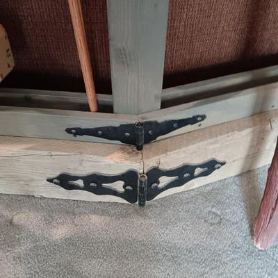 HANDCRAFTED STAND FOR SWORDS, SPEARS, BOWS, ETC AND A LARGE BOW, DRAGON SLAYER, FLAG AND POLE PLUS MORE