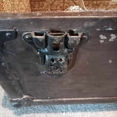 CUSHIONED TOP SMALLER TRUNK AND A RUSTIC CROSS