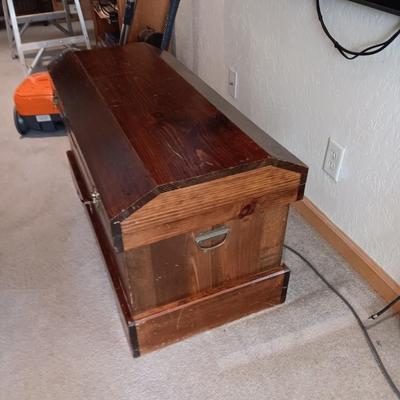 WOODEN TRUNK WITH SLIDING SHELF