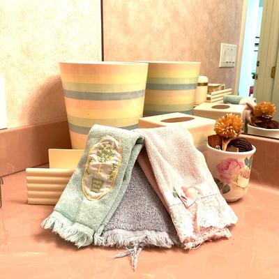 1081 Vintage Rainbow Bathroom Set with Hand Towels