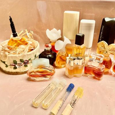 1082 Lot of Vintage Perfume Samples