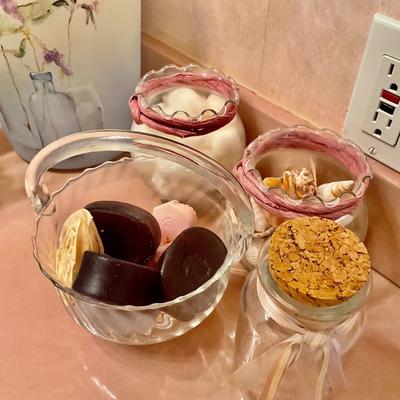 1083 Vintage Pink Bathroom Accessories