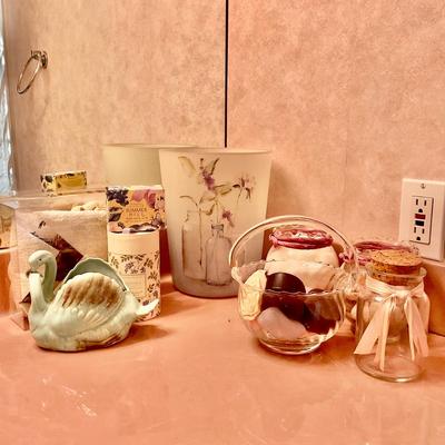 1083 Vintage Pink Bathroom Accessories