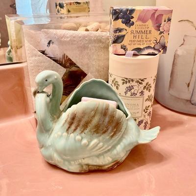 1083 Vintage Pink Bathroom Accessories
