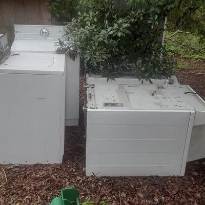 Large Collection of Metal Salvage (See all Pictures for Entire Area)