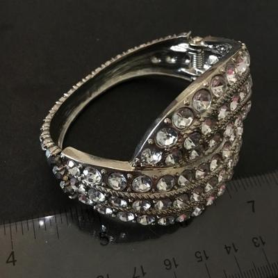Beautiful vintage silver tone rhinestone hinged statement bracelet