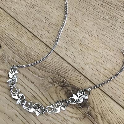 Beautiful vintage Coro, silver tone, leaf choker necklace excellent condition